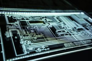 Code binaire vert sur écran sombre symbolisant une cyberattaque